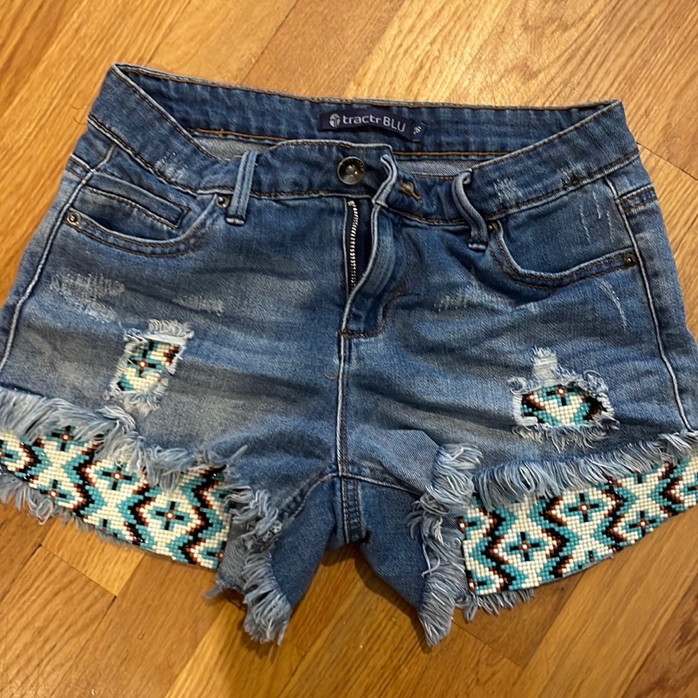 Tractr BLU jean shorts with cute beaded underneath front pockets size 26.
